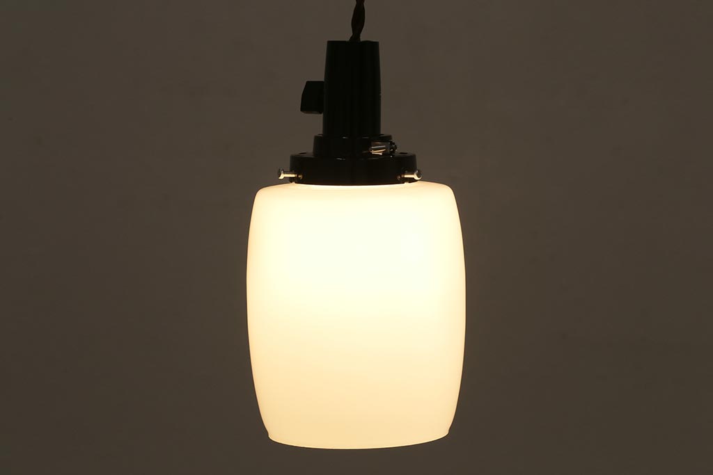 レトロ照明　昭和中期　シンプルで馴染みやすい筒型の吊り下げ照明(シェード、天井照明、ペンダントライト)(R-044398)