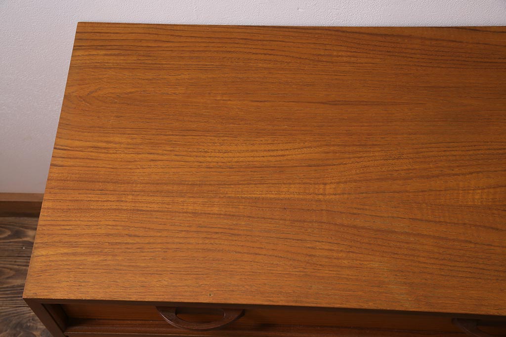 ヴィンテージ家具　北欧ビンテージ　G-PLAN(ジープラン)　siera(シエラ)シリーズ　チーク材　温かみのある木味が魅力のサイドキャビネット(サイドボード、リビングボード、収納棚)(R-044512)
