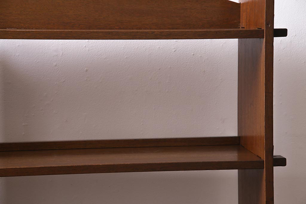 レトロ家具　昭和中期　古いラワン材の質感が味わい深い楔式の本棚(飾り棚、陳列棚)(R-044513)