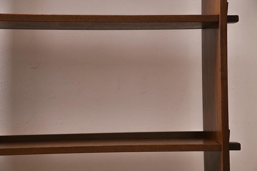 レトロ家具　昭和中期　古いラワン材の質感が味わい深い楔式の本棚(飾り棚、陳列棚)(R-044513)