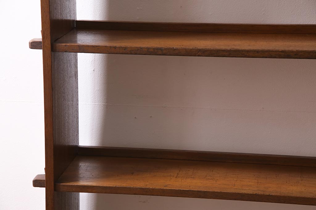 レトロ家具　昭和中期　古いラワン材の質感が味わい深い楔式の本棚(飾り棚、陳列棚)(R-044514)