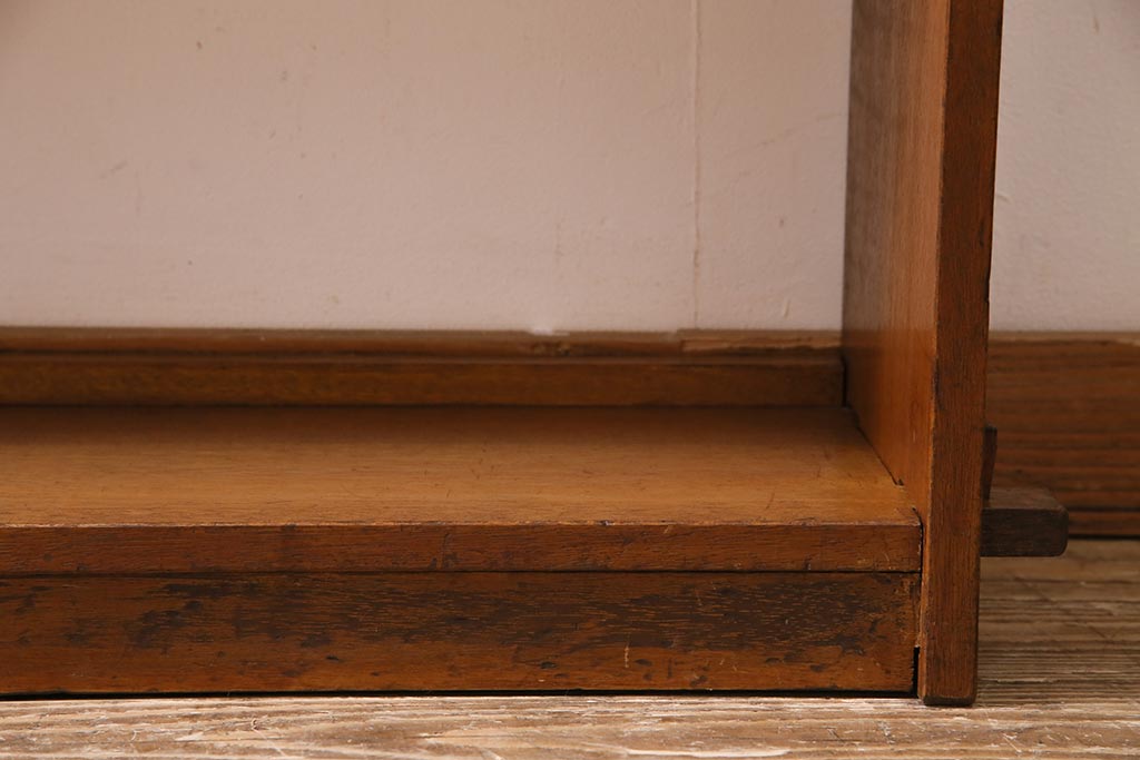レトロ家具　昭和中期　古いラワン材の質感が味わい深い楔式の本棚(飾り棚、陳列棚)(R-044514)