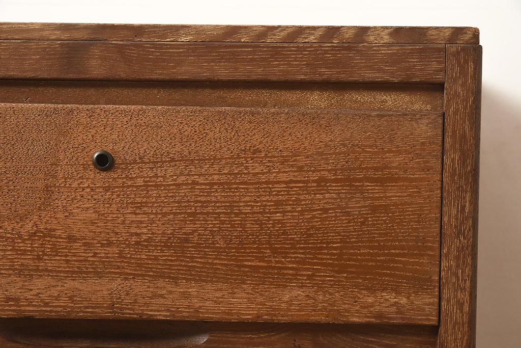 レトロ家具　前面ナラ材　昭和レトロ　素朴で温かみのある木肌が魅力のチェスト(引き出し、衣装タンス、サイドチェスト)(R-044582)