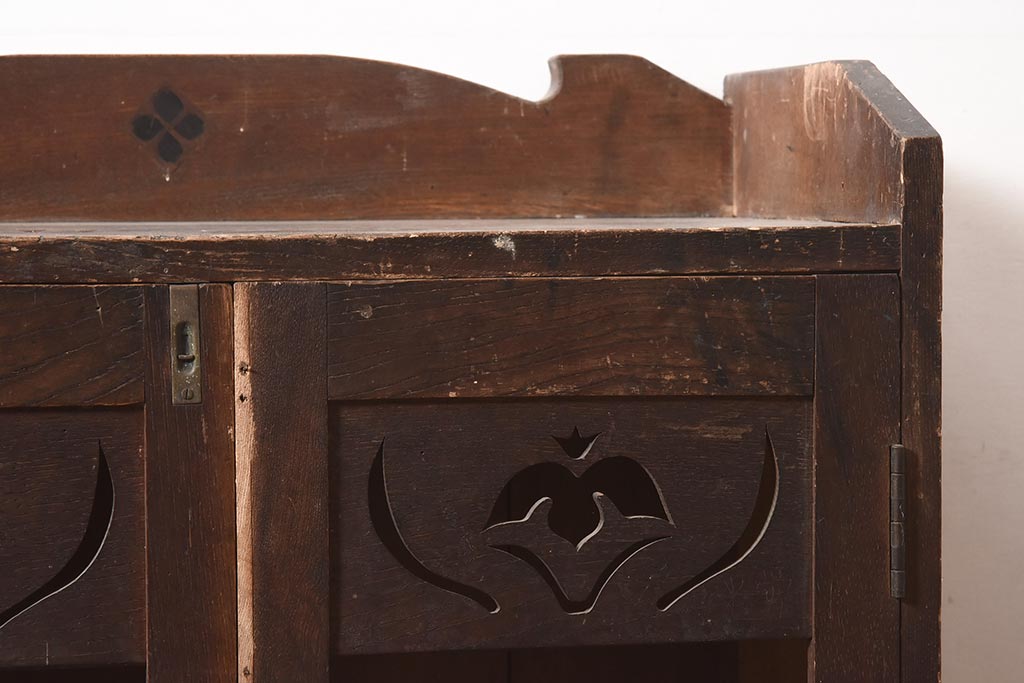 アンティーク家具　和製　大正ロマン　透かし彫りの意匠がおしゃれな栓材製の戸棚(ガラス戸棚、食器棚、飾り棚、キャビネット)(R-044586)