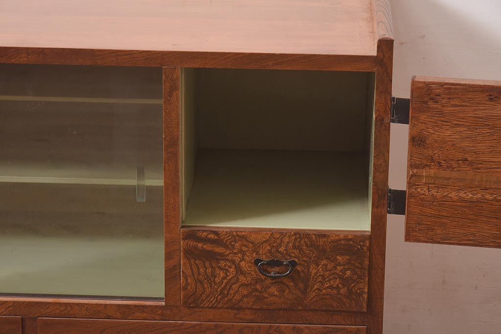 ビンテージ家具　レトロ民芸家具　和製　鶴の金具が可愛らしい脚付きローボード(収納棚、戸棚)(R-044602)