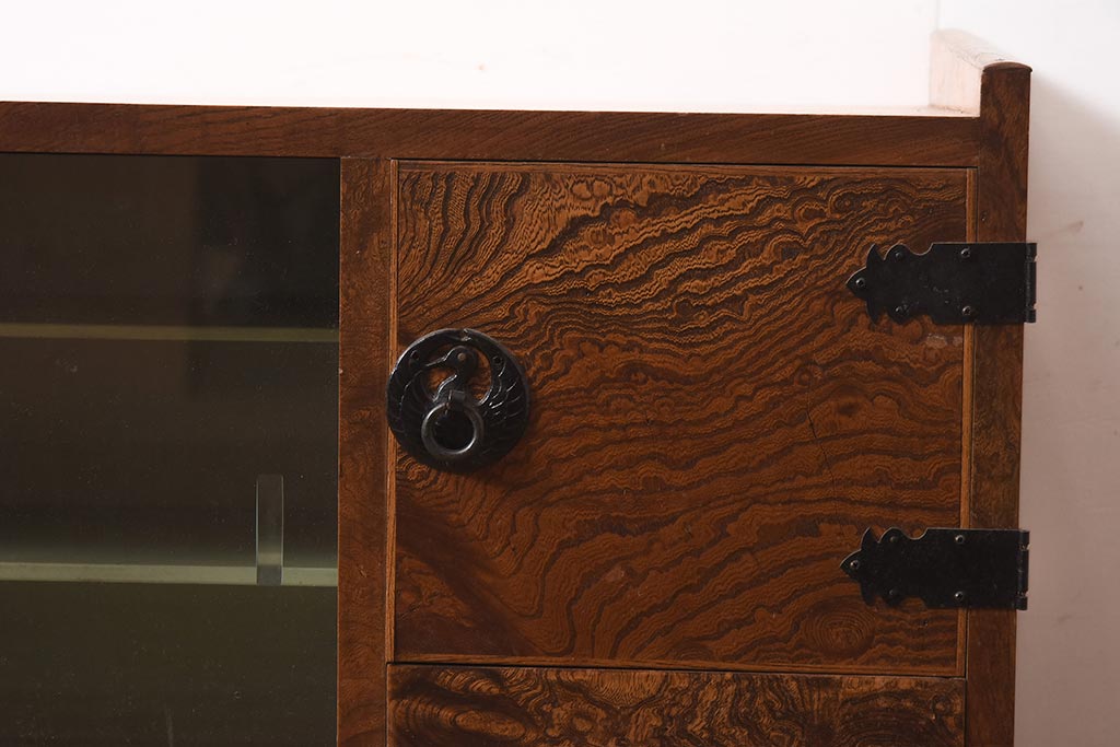 ビンテージ家具　レトロ民芸家具　和製　鶴の金具が可愛らしい脚付きローボード(収納棚、戸棚)(R-044602)