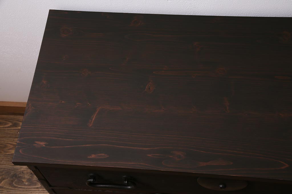 アンティーク家具　大正期　古箪笥リメイク　総桐材　丸金具がアクセントの脚付きリビングボード(テレビ台、テレビボード)(R-044638)
