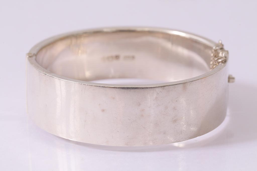 ヴィンテージアクセサリー イギリス シルバー 彫刻が魅力的なバングル