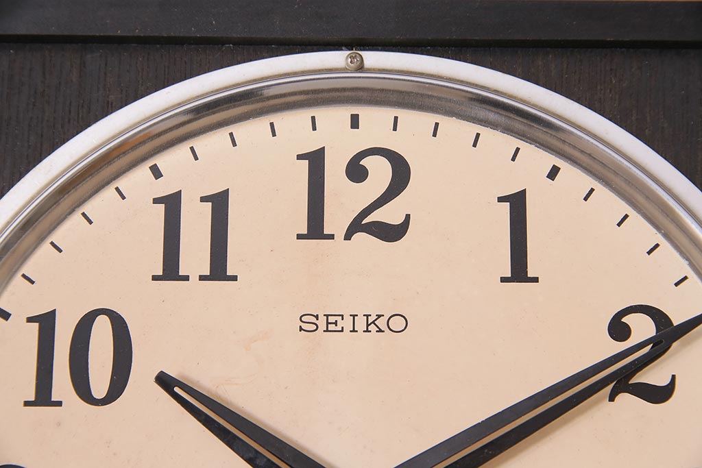 レトロ雑貨　SEIKO(セイコー)　ゼンマイ式　カレンダー付き　渋い色合いがレトロな掛け時計(柱時計、振り子時計)(R-044746)