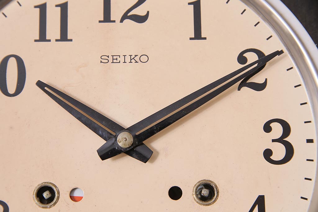 レトロ雑貨　SEIKO(セイコー)　ゼンマイ式　カレンダー付き　渋い色合いがレトロな掛け時計(柱時計、振り子時計)(R-044746)