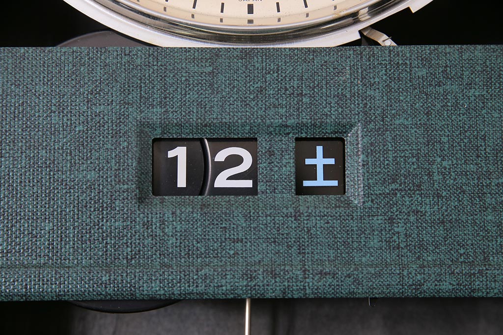 レトロ雑貨　SEIKO(セイコー)　ゼンマイ式　カレンダー付き　渋い色合いがレトロな掛け時計(柱時計、振り子時計)(R-044746)