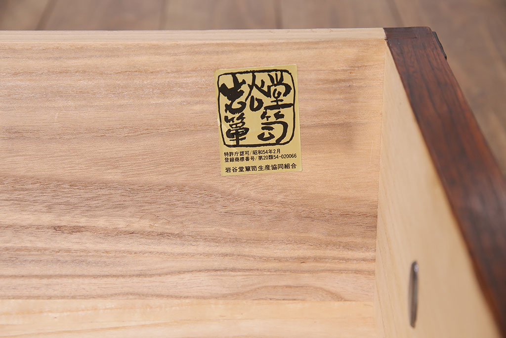 中古　伝統民芸家具　岩谷堂箪笥　当店リメイク　漆塗り　みちのく8号　荘厳な佇まいが魅力的な収納棚(キャビネット)(R-044762)