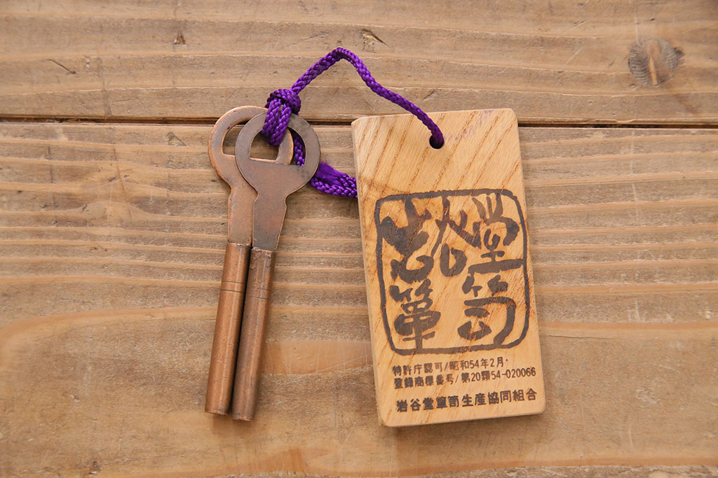 中古　伝統民芸家具　岩谷堂箪笥　当店リメイク　漆塗り　みちのく8号　荘厳な佇まいが魅力的な収納棚(キャビネット)(R-044762)