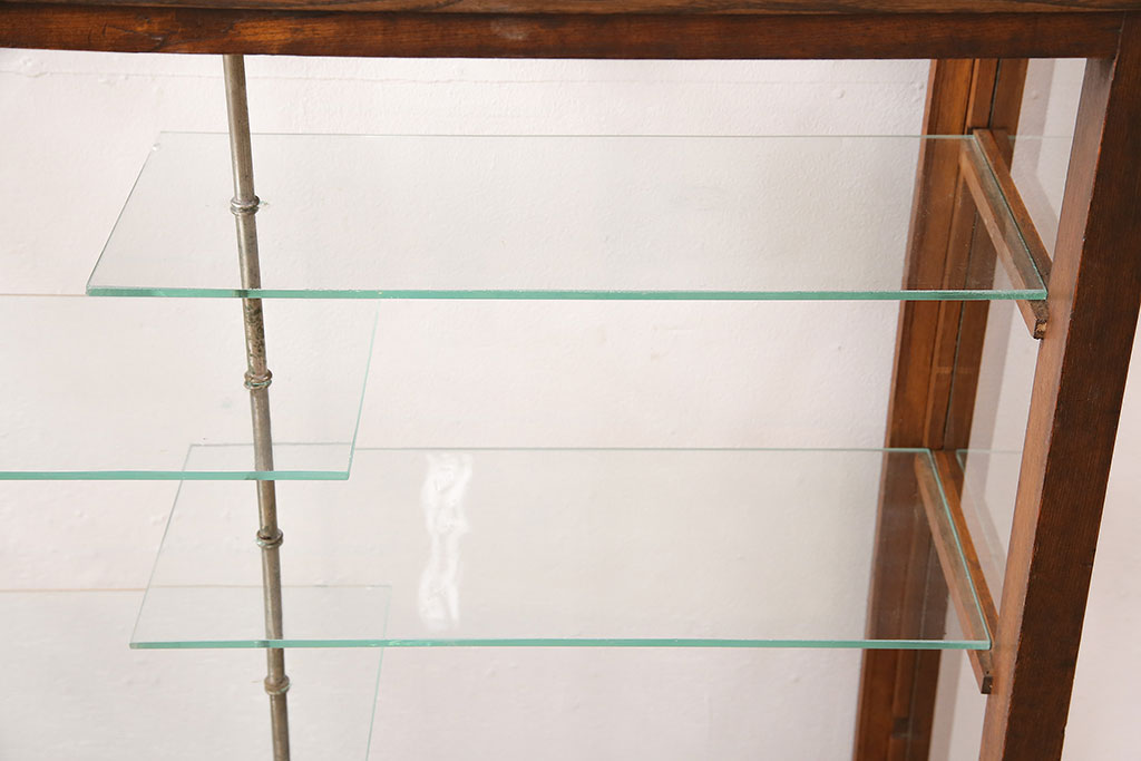 【セミオーダー家具実例】アンティークのガラスケースに高品質リペアを施しました。天板をガラス天板に変更し、照明が後付けできるように土台を取り付け。丸脚を取り付け高さアップ。本体の色を活かして少し濃い目のブラウンで仕上げました。(ショーケース、陳列棚)