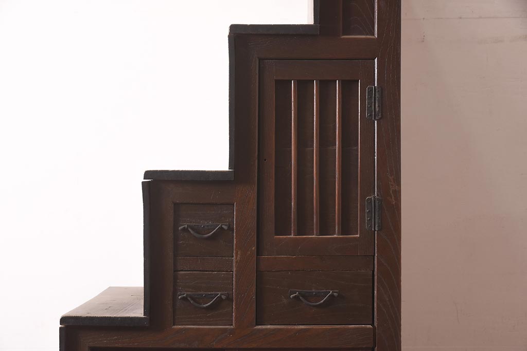 アンティーク家具　和製アンティーク　明治期　前面ケヤキ材　一本物　小ぶりサイズが珍しい階段箪笥(和箪笥)(R-044777)