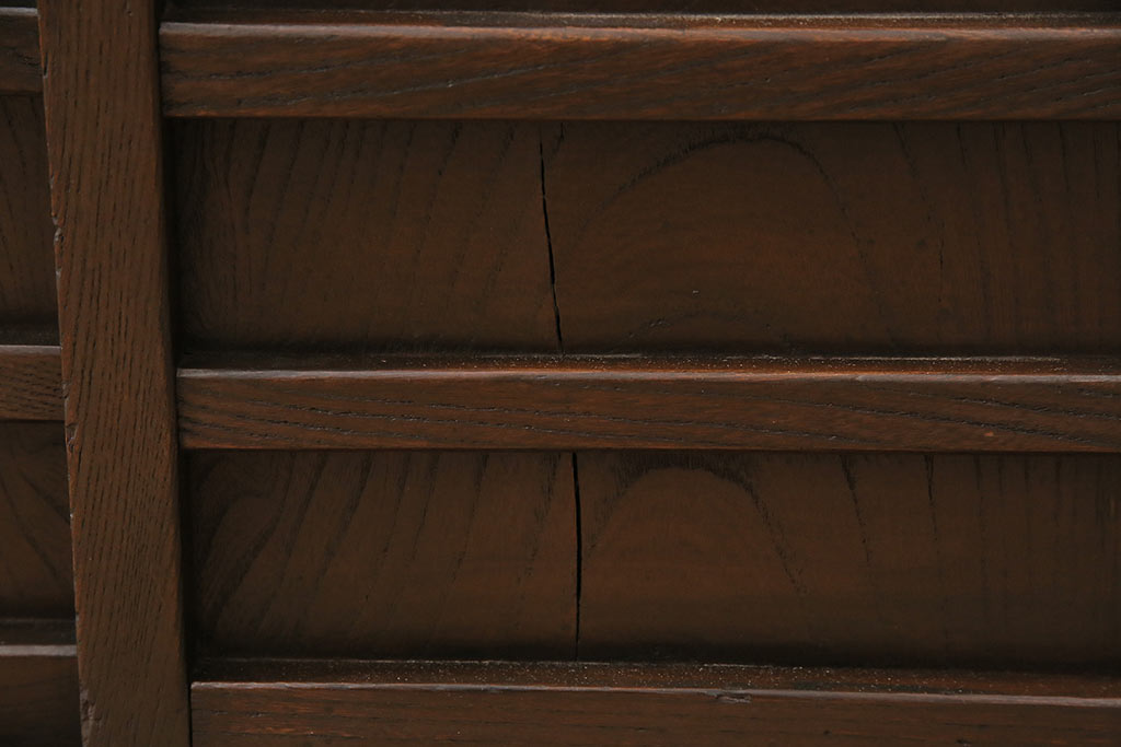 【セミオーダー家具実例】アンティークの階段箪笥を古さを生かしてリペアしました。棚の内部は棚ダボにて可動できる棚にし使いやすいように。引き出しの底板は張り替えて清潔にしました。(収納棚、戸棚、時代箪笥)