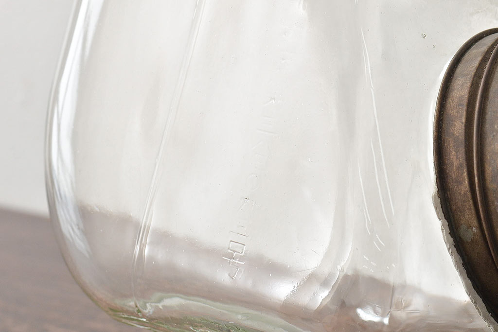 アンティーク雑貨　エンボス入り　たばこ瓶(ガラス瓶、ガラスビン、タバコ瓶) (R-044796)
