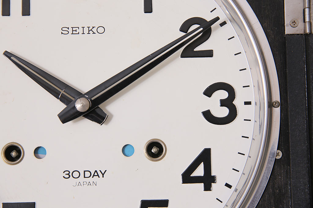 レトロ雑貨　SEIKO(セイコー)　ゼンマイ式　カレンダー付き　シックな色合いが上品な掛け時計(柱時計、振り子時計)(R-044816)