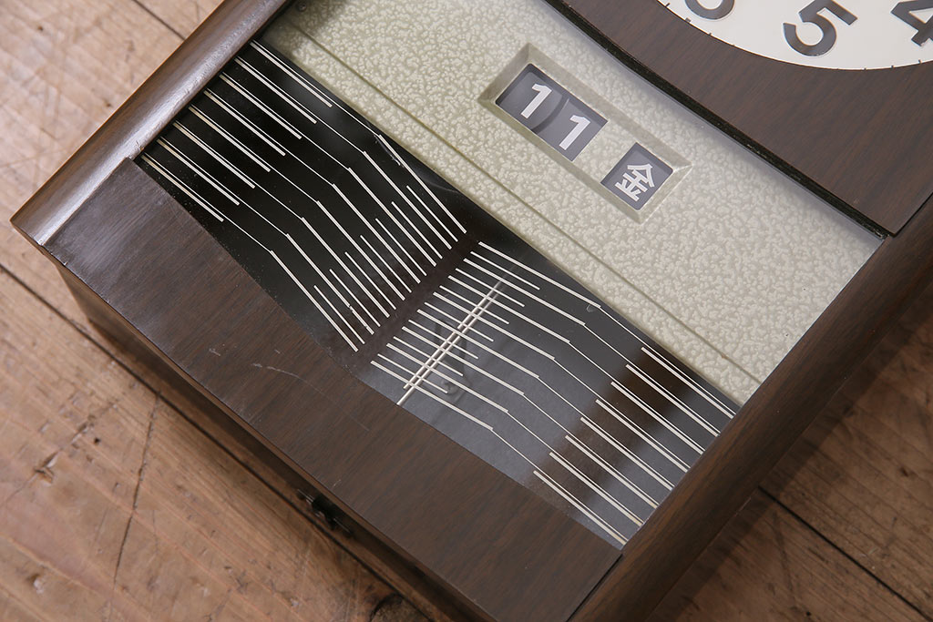 レトロ雑貨　SEIKO(セイコー)　ゼンマイ式　カレンダー付き　シックな色合いが上品な掛け時計(柱時計、振り子時計)(R-044816)