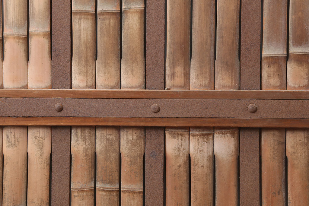 アンティーク建具　明治期　板部ケヤキ材　竹の装飾が珍しい蔵戸(玄関戸、引き戸、建具)(R-044847)