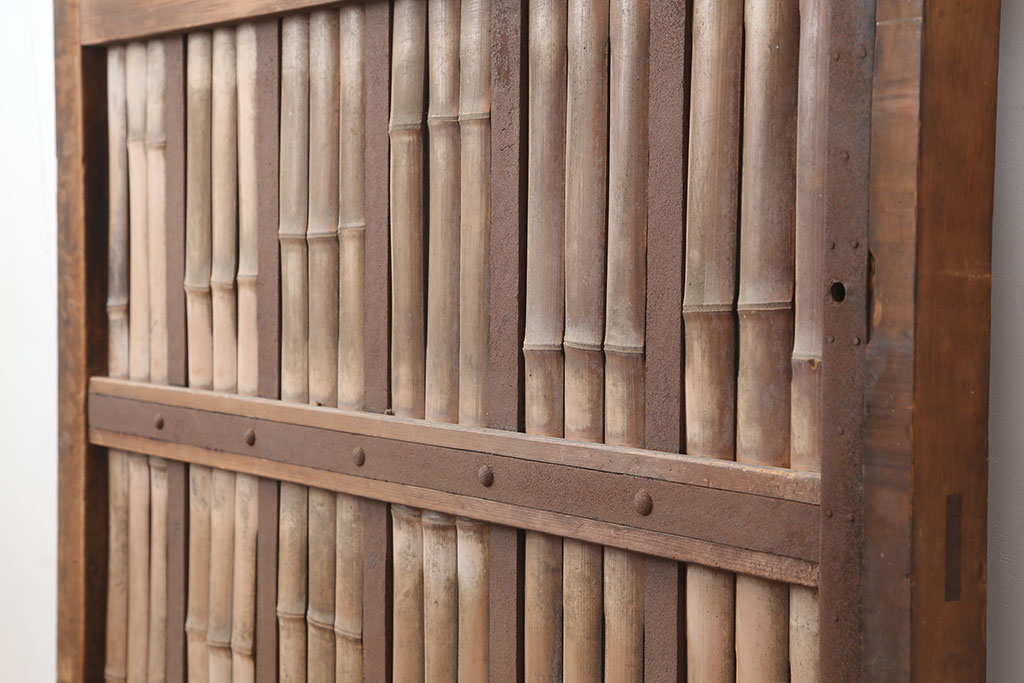 アンティーク建具　明治期　板部ケヤキ材　竹の装飾が珍しい蔵戸(玄関戸、引き戸、建具)(R-044847)
