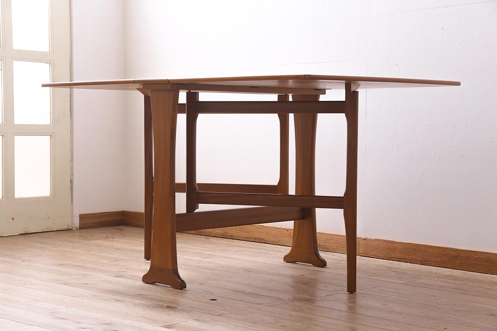 ヴィンテージ家具　北欧ビンテージ　チーク材　スタイリッシュなデザインが素敵なバタフライテーブル(ダイニングテーブル)(R-044850)