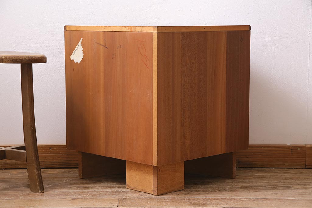 ヴィンテージ家具　北欧ビンテージ　G-PLAN(ジープラン)　Fresco(フレスコ)　チーク材製のコーナーキャビネット(収納棚、戸棚)(R-044856)