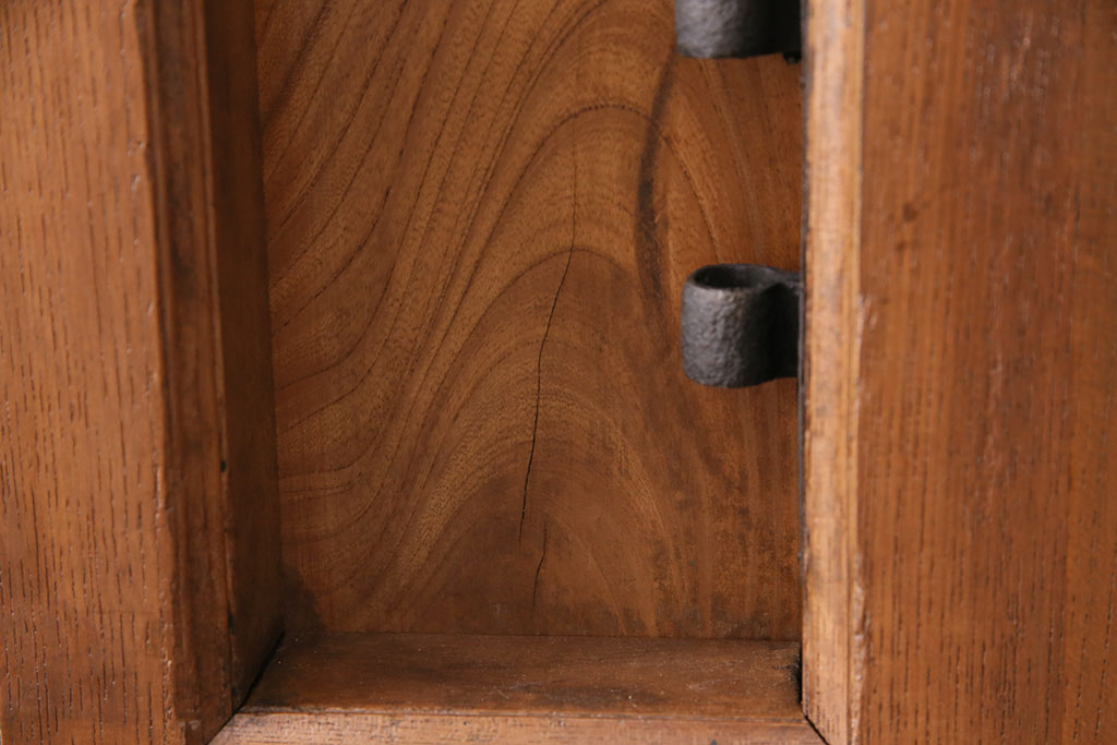 【セミオーダー家具実例】昭和初期の蔵戸に高品質リペア。ご希望のサイズにリサイズし、格子裏にはクリアガラスを組み入れました。ご希望の濃い茶色の着色で和モダンな雰囲気に。(玄関戸、建具)