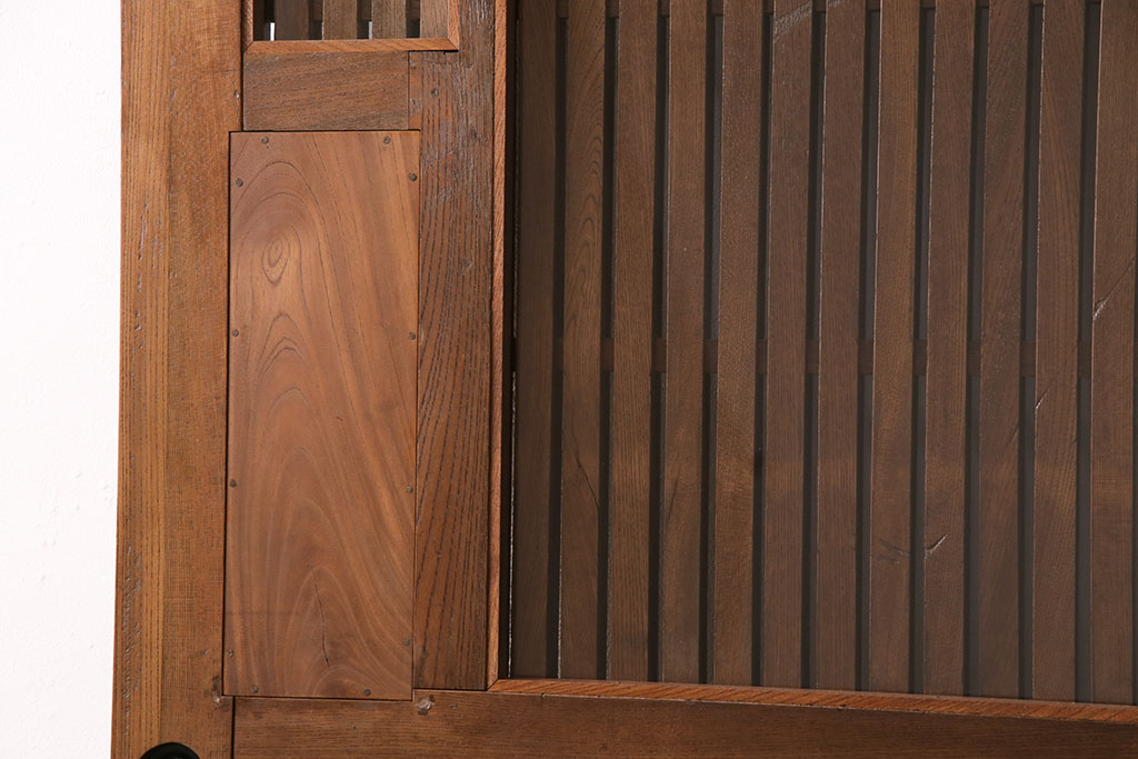 【セミオーダー家具実例】昭和初期の蔵戸に高品質リペア。ご希望のサイズにリサイズし、格子裏にはクリアガラスを組み入れました。ご希望の濃い茶色の着色で和モダンな雰囲気に。(玄関戸、建具)