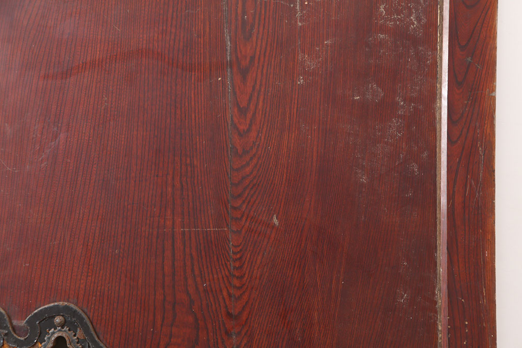 アンティーク建具　明治期　総ケヤキ材一枚板　漆塗り　豪華な意匠の金具が目を惹く蔵戸(玄関戸、引き戸、建具)(R-044873)