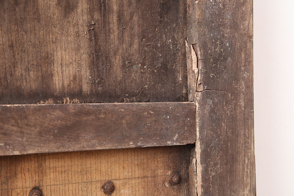 アンティーク建具　明治期　総ケヤキ材一枚板　漆塗り　豪華な意匠の金具が目を惹く蔵戸(玄関戸、引き戸、建具)(R-044873)
