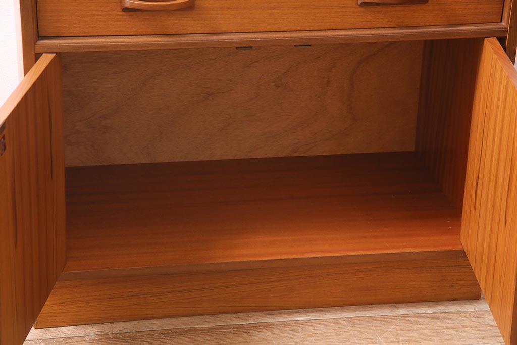 ヴィンテージ家具　北欧ビンテージ　G-PLAN(ジープラン)　siera(シエラ)シリーズ　チーク材　温かみのある木味が魅力のサイドキャビネット(サイドボード、リビングボード、収納棚)(R-044882)