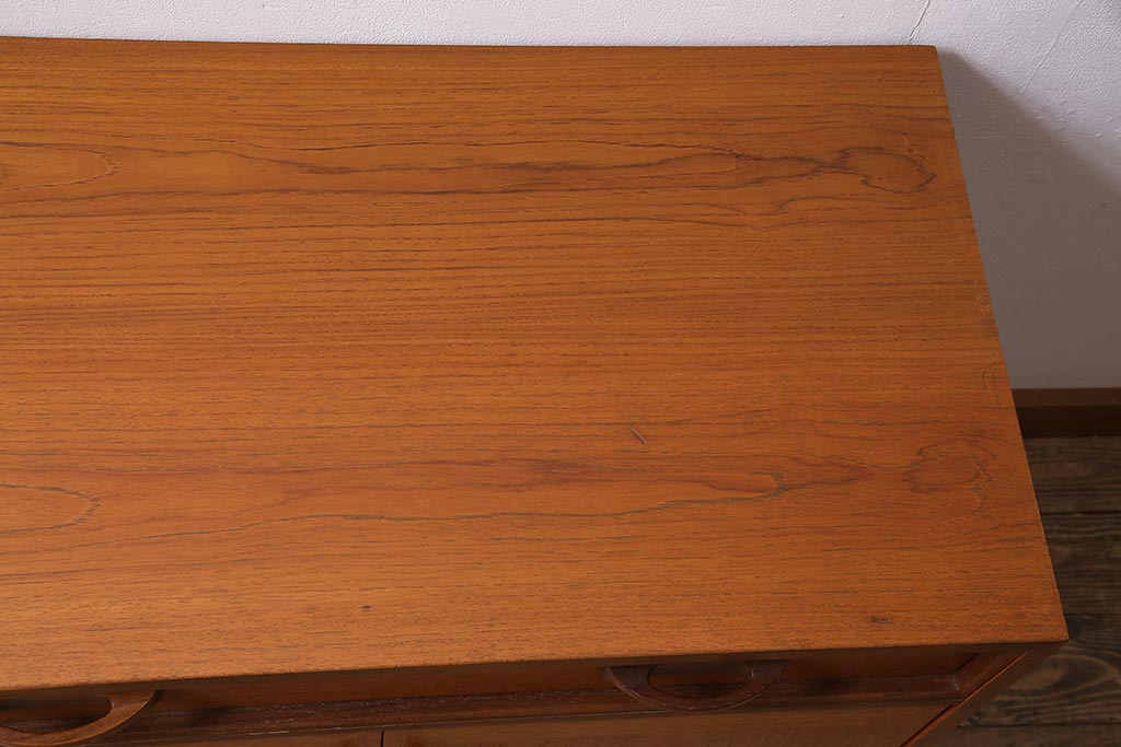 ヴィンテージ家具　北欧ビンテージ　G-PLAN(ジープラン)　siera(シエラ)シリーズ　チーク材　温かみのある木味が魅力のサイドキャビネット(サイドボード、リビングボード、収納棚)(R-044882)