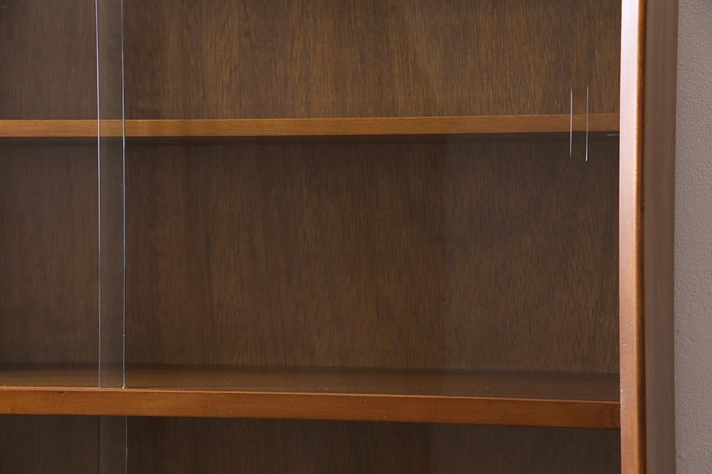 ヴィンテージ家具　イギリスビンテージ　HERBERT E. GIBBS(ハーバート・E・ギブス)　チーク材　シンプルモダンな薄型キャビネット(収納棚、飾り棚、シェルフ)(R-044883)