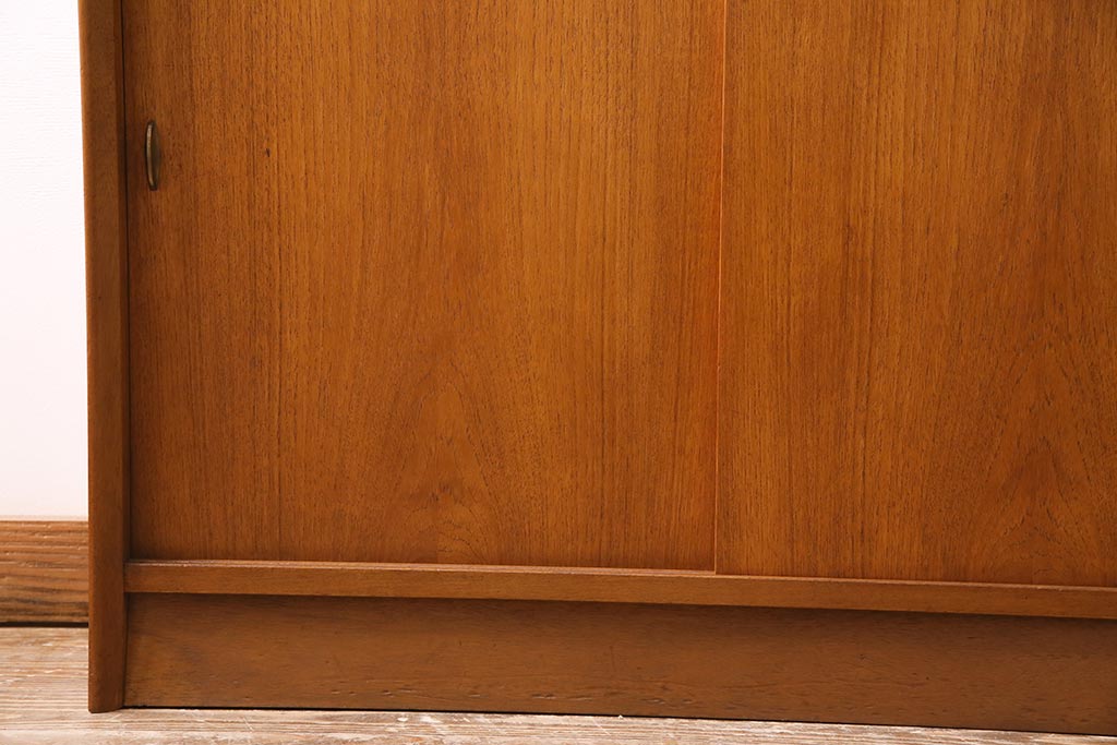 ヴィンテージ家具　イギリスビンテージ　HERBERT E. GIBBS(ハーバート・E・ギブス)　チーク材　シンプルモダンな薄型キャビネット(収納棚、飾り棚、シェルフ)(R-044883)