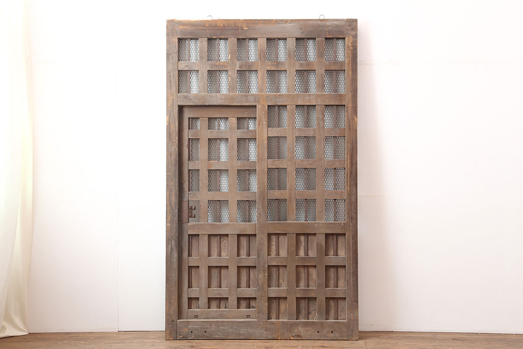 アンティーク建具　明治期　ヒノキ材製の古いくぐり戸(蔵戸、建具、玄関戸)(R-044901)