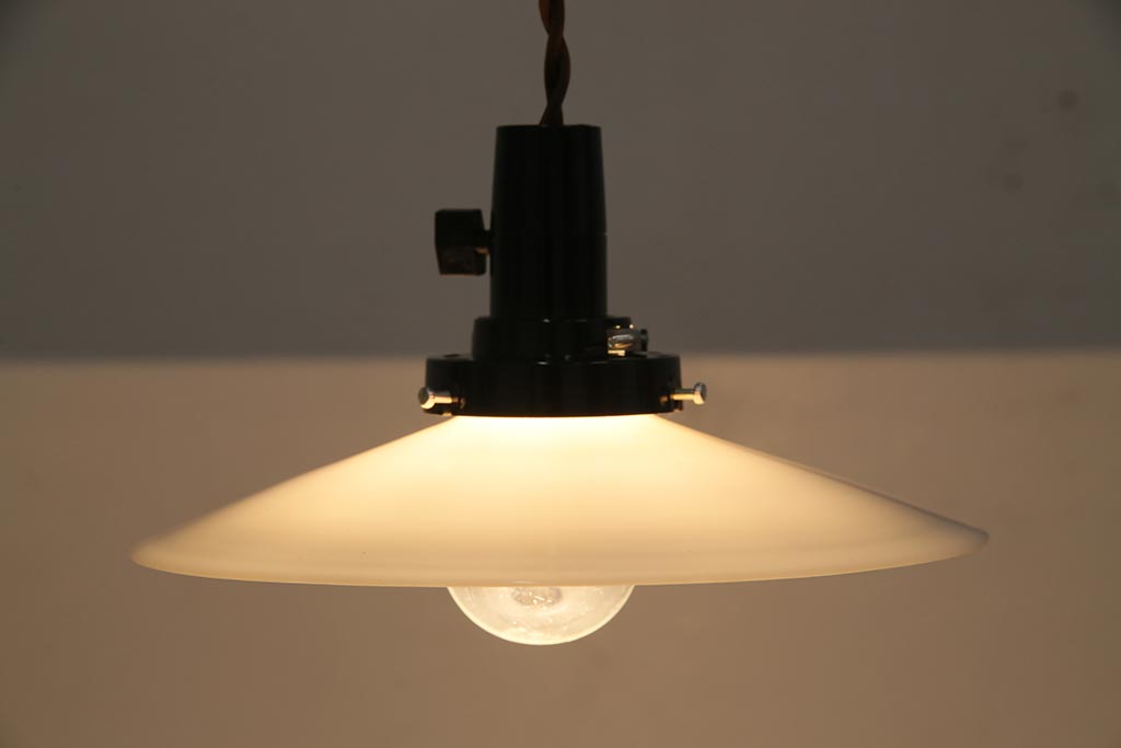 アンティーク照明　昭和レトロ　懐かしさ溢れる平笠シェードのペンダントライト(天井照明、吊り下げ照明、電笠)(R-044910)