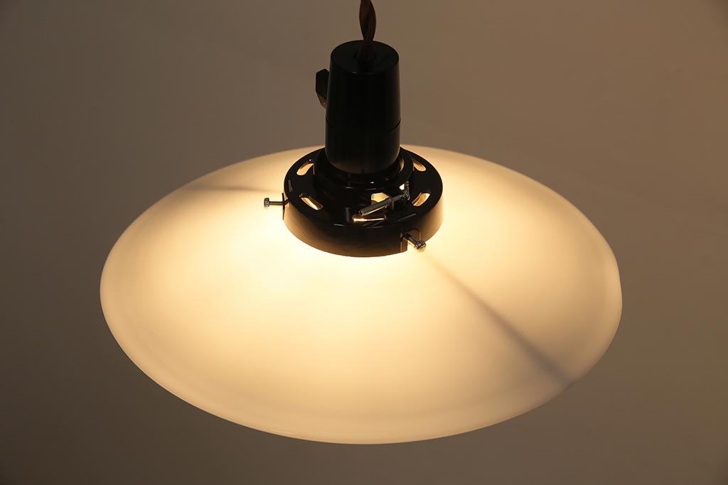 アンティーク照明　昭和レトロ　懐かしさ溢れる平笠シェードのペンダントライト(天井照明、吊り下げ照明、電笠)(R-044910)