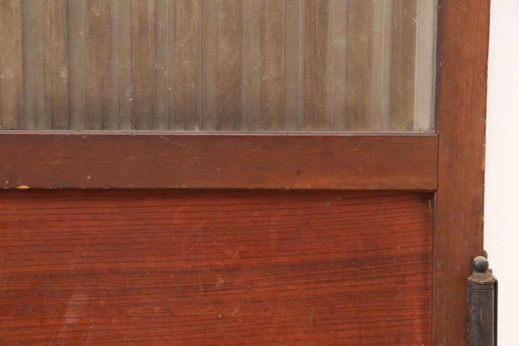 アンティーク建具　昭和初期　自由蝶番付き　腰板ケヤキ材　和の雰囲気漂うガラス入り格子扉(木製ドア)(R-044937)