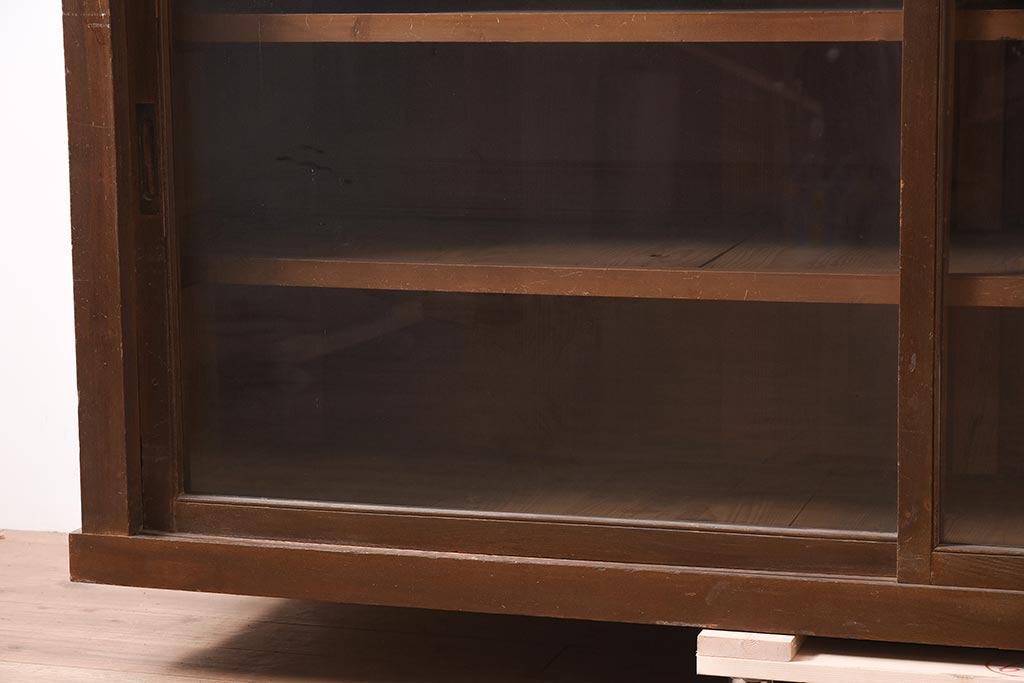 アンティーク家具　昭和初期　前面ケヤキ材　味のあるシンプルなつくりのガラス戸棚(キャビネット、収納棚、本箱、食器棚)(R-044958)