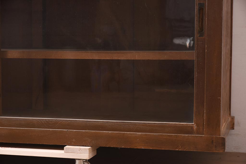 アンティーク家具　昭和初期　前面ケヤキ材　味のあるシンプルなつくりのガラス戸棚(キャビネット、収納棚、本箱、食器棚)(R-044958)