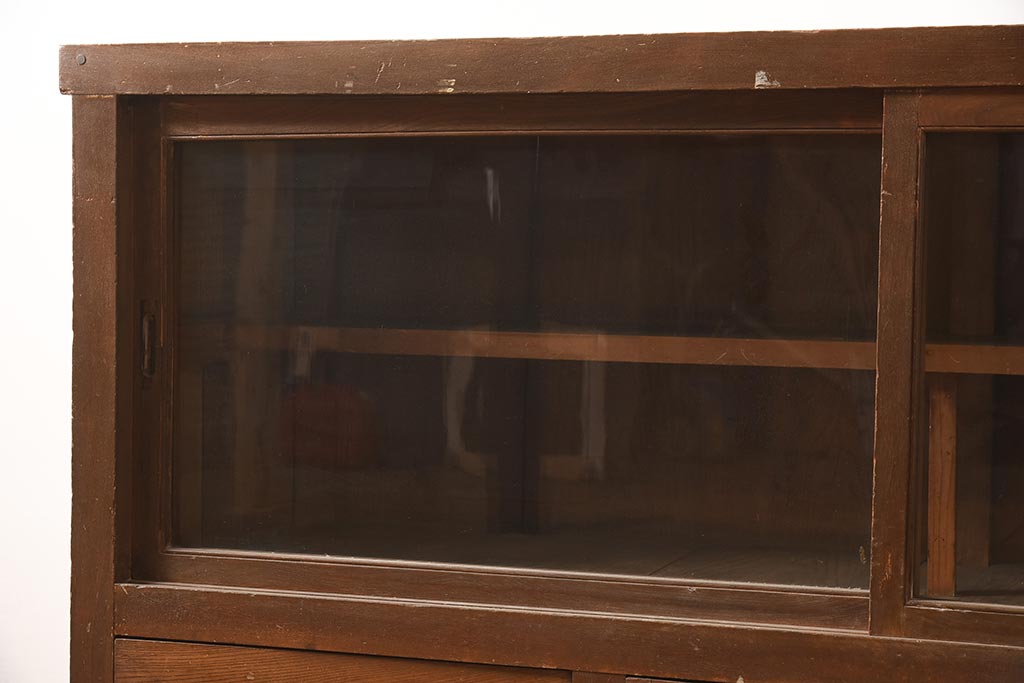アンティーク家具　昭和初期　前面ケヤキ材　引き出し付き　味のあるシンプルなつくりのガラス戸棚(キャビネット、収納棚、本箱、食器棚)(R-044959)