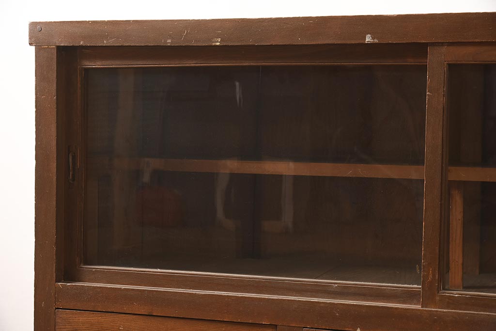 アンティーク家具　昭和初期　前面ケヤキ材　味のあるシンプルなつくりの重ねガラス戸棚(キャビネット、収納棚、本箱、食器棚)(R-044960)