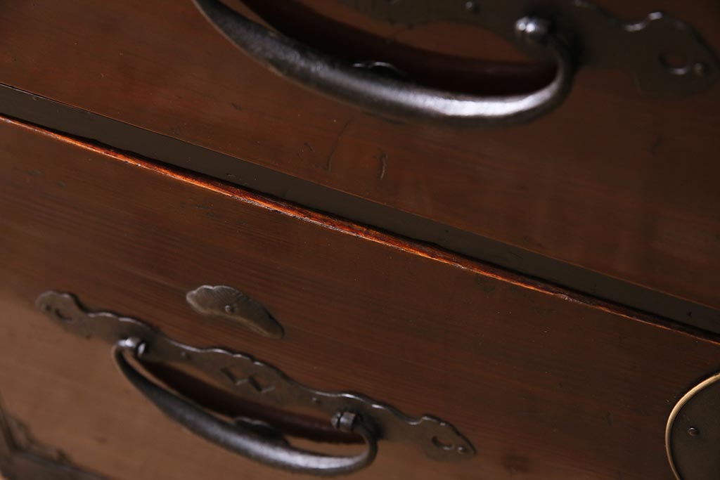 アンティーク家具　和製　明治期　前面ケヤキ材　漆塗り　縁起物の金具が魅力の二本松箪笥(重ね箪笥、引き出し、衣装箪笥)(R-044964)