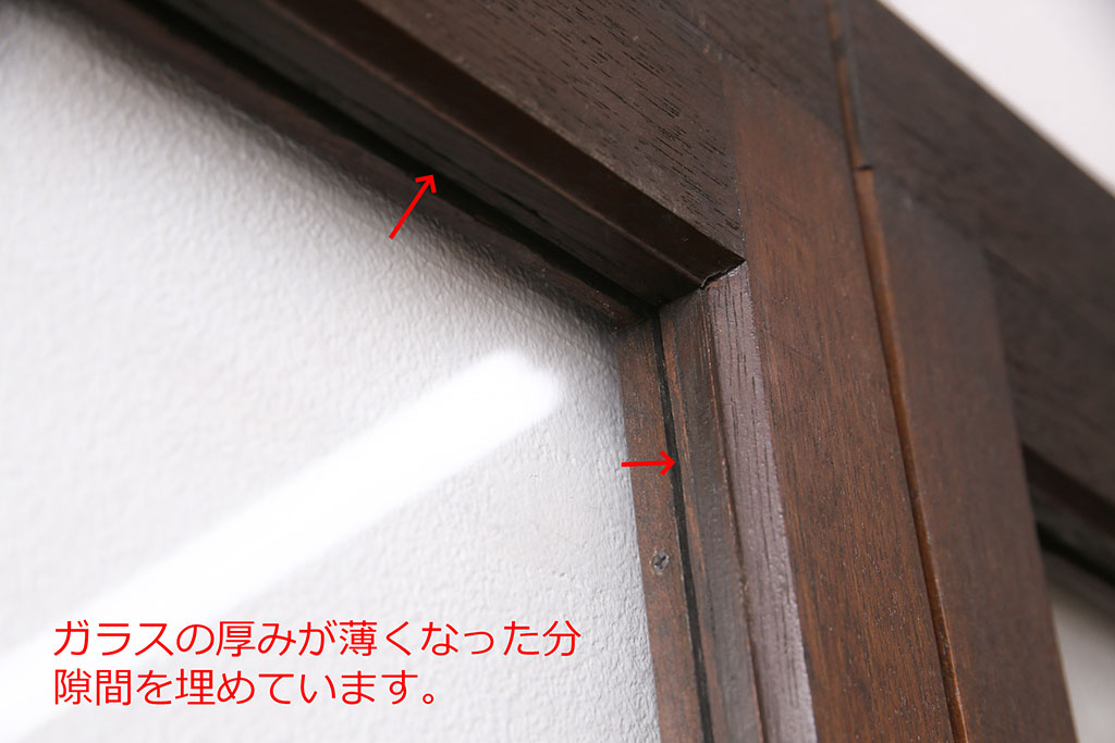 【セミオーダー家具実例】昭和中期のガラス戸3枚に高品質リペアを施しました。ご要望のサイズにリサイズし、現状付いている引き手はそのままに、他は似たデザインの引き手を取り付け。現状の雰囲気を残しつつ自然な色味に仕上げました。(引き戸、建具)