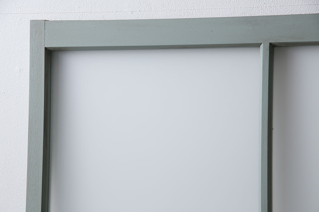 【セミオーダー家具実例】アンティークガラス戸2枚を全体的にリサイズ。戸車と取っ手は新たに取り付け。全体的にエイジング塗装を施しよりアンティークな雰囲気に仕上げました。(引き戸、建具)
