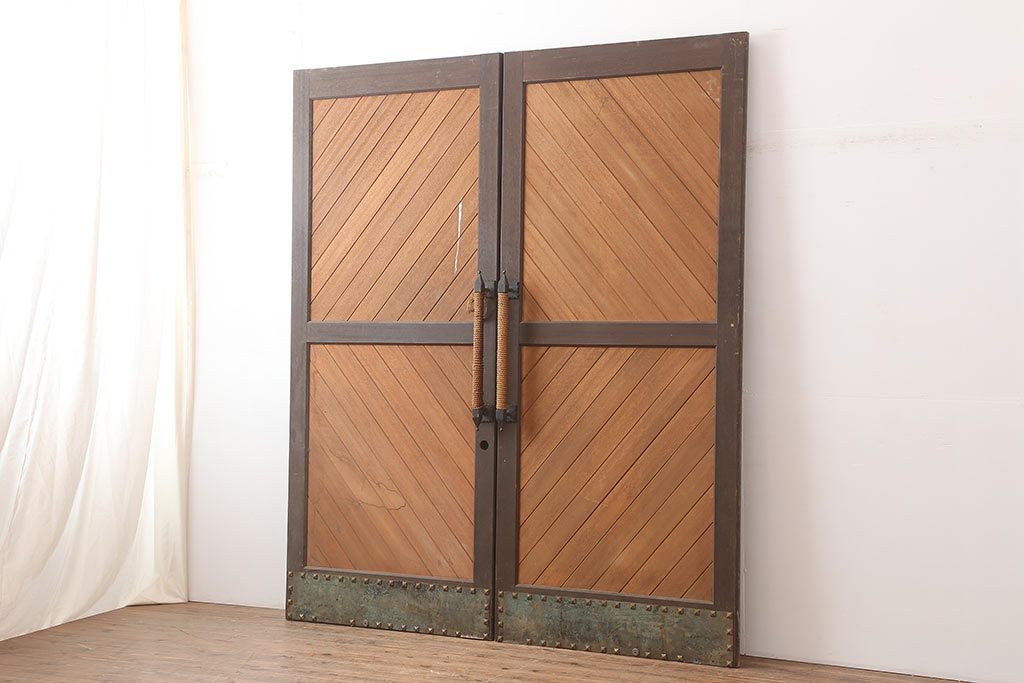 ヴィンテージ建具　両開き　お城の扉のようなデザインが印象的な親子ドア(ペアドア、木製ドア、扉、ビンテージ)(R-045019)
