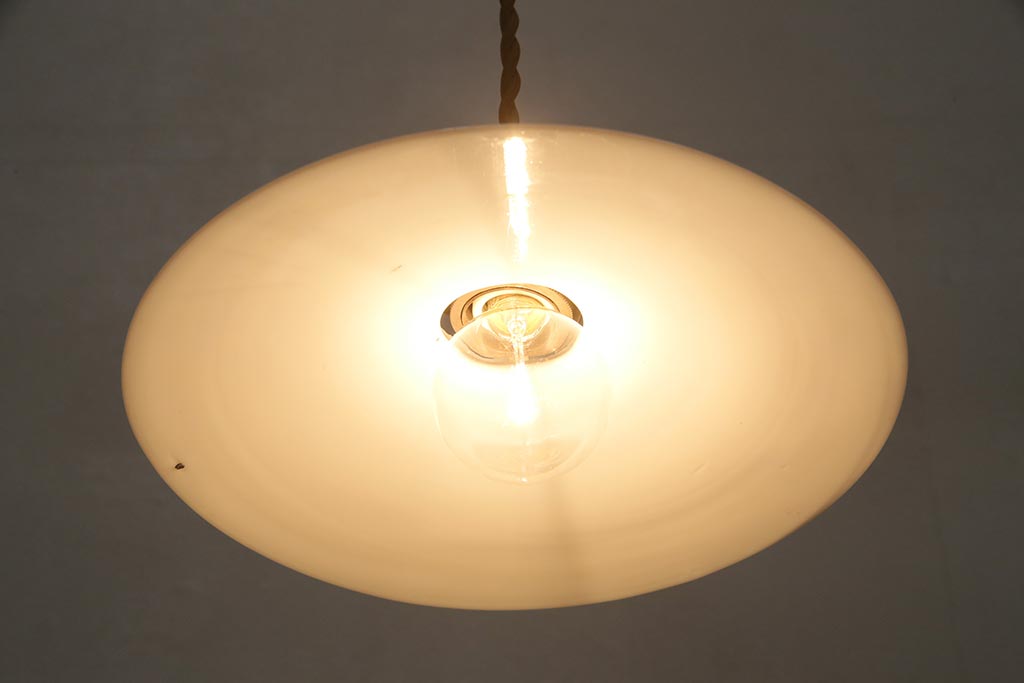 アンティーク照明　昭和レトロ　やわらかな光を放つ平笠シェードの吊り下げ照明(ペンダントライト、天井照明、電笠)(R-045123)