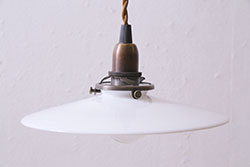 アンティーク照明　昭和レトロ　やわらかな光を放つ平笠シェードの吊り下げ照明(ペンダントライト、天井照明、電笠)(R-045124)