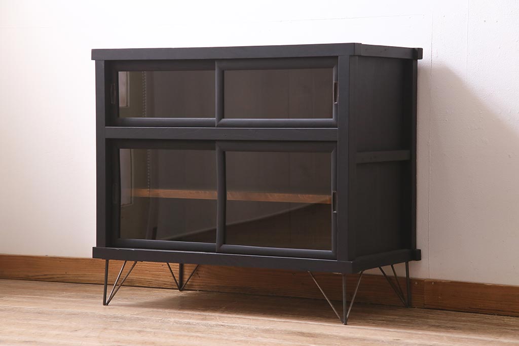 アンティーク家具　大正昭和初期　リメイク　メンズライクなお部屋におすすめの脚付きリビングボード(収納棚、戸棚、テレビ台)(R-045131)